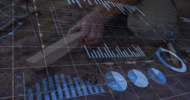 Eldivenli eller çekiç kaldırıyor, tahta bloktaki keskiyi vuruyor, dijital tabloları güncelliyor. Sanatçılık, zanaat, yenilik, teknoloji, mühendislik, veri, görselleştirme