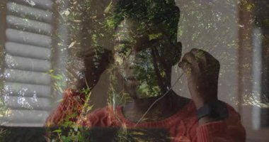 Kadın telli kulaklıkları kaldırıyor tomurcukları yerleştiriyor ve ses teknolojisi demosu için akıllı seti ayarlıyor. Teknoloji, konsantrasyon, odaklanma, çalışma alanı, günlük, kulaklık, dijital