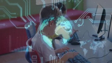 Sınıf bilgisayarlarında yazan çocuklar 3 boyutlu dünyayı döndürerek bar çizelgeleriyle veri gösteriyorlar. Eğitim, teknoloji, yenilik, dijital, öğrenme, bağlantı, gençlik