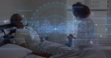 Hasta baş ve elini göğsüne koyuyor. Hemşirelerin en önde gelenlerinden. Sağlık verileri örtüşüyor. Sağlık, teletıp, tıbbi teknoloji, hasta izleme, yaşlı bakım, profesyonel, dijital sağlık