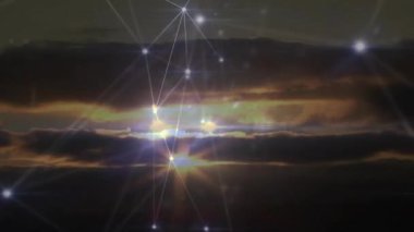 Alçak güneş bulutların arasından gözetliyor, parlayan ağı başlatıyor, titreşen düğümler bağlantıyı temsil ediyor. Alacakaranlık, gündoğumu, soyut, fütüristik, teknoloji, aydınlatma, ufuk