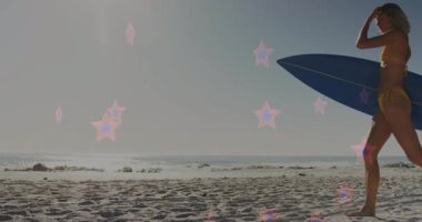 Sahilde sörf yaparken sörf tahtası taşıyan mavi sörf tahtası. Sahil, sahil, boş zaman, açık hava, macera, güneş ışığı, ufuk.