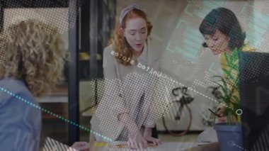 Masada fikir alışverişinde bulunan üç iş arkadaşı iş görüşlerini örtüyor. İşbirliği, takım çalışması, yenilik, dijital, analitik, beyin fırtınası, modernite