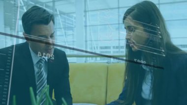 İş arkadaşları şeffaf veri örtüsüne tepki veriyor, klasörü çeviriyor ve grafikleri gözden geçiriyorlar. Şirket, takım çalışması, analiz, yenilik, üretkenlik, profesyonellik, danışmanlık