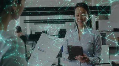 İşletme analisti, iş arkadaşı değişken raporu olarak tableti kullanıyor ve uzlaşmayı destekleyen örtüşmeler ekliyor. İşbirliği, takım çalışması, veri görselleştirme, teknoloji, modernlik, profesyonel, analitik