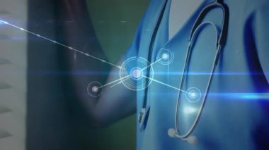 Ağ arayüzü animasyonu yaparken steteskoplu bir doktor dairenin perdelerini ayarlıyor. Sağlık, teknoloji, arayüz, dijital, ağ, iletişim, yenilik