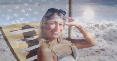 Marka pazarlamacısı sahilde güneşi koruyan kadını filme alıyor ve yaz reklamı için vatanseverlik örtüsü oluşturuyor. Tatil, eğlence, rahatlama, canlı, açık hava, neşeli, yaşam tarzı