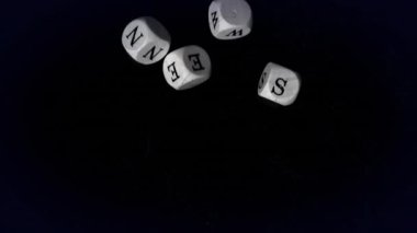 Karanlıktan çıkan dört beyaz küp, karanlık ağ haritasında NEWS 'i hecelemek için yuvarlanıyor ve hizalanıyor. Geometrik, geleceksel, dijital, soyut, teknoloji, yenilik, veri