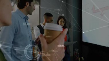 Dokunmatik ekran stili etrafında toplanan meslektaşlar grafik verilerini kılavuz iş incelemesini örtüyor. İşbirliği, takım çalışması, yenilik, teknoloji, strateji, sunum, modern