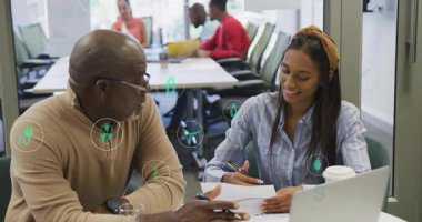 Kıdemli akıl hocası çalışma kağıtlarındaki kavramları açıklıyor, canlandırılmış simgeleri etkinleştiriyor, öğrenmeye rehberlik ediyor. İşbirliği, eğitim, akıl hocalığı, öğrenme, çeşitlilik, yenilik, akademik