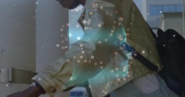 Şehirdeki banliyö bisikletine yaslanan ve AR teknolojisini etkinleştiren veri simgeleri gösteren baş grafik. Kentsel, teknolojik, sibernetik, geleceksel, sokak, yerleşim, iletişim