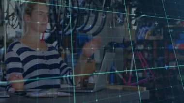 Motosiklet personeli şebeke kaplamasını etkinleştiriyor, dizüstü bilgisayarı daktilo ediyor, bisikleti işaret ediyor ve envanter için tableti kaydırıyor. Perakende, iş, modern, ticaret, profesyonel, kentsel, yenilikçi