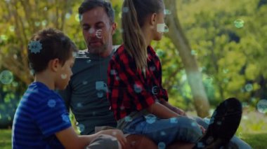 Kameralar zum yapıyor ve babalar alışveriş maliyetini anlatıyor para birimleri ve simgeleri olan çocuklara öğretmek için. Aile, ebeveynlik, eğitim, açık hava, boş zaman, bağlantı, illüstrasyon