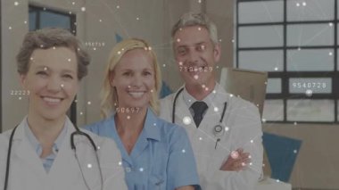 Klinik ofisindeki tıp uzmanları ve hasta analizi için parlak veri örtüsü başlatıyorlar. Sağlık, işbirliği, teknoloji, veri, yenilik, profesyonellik, modern