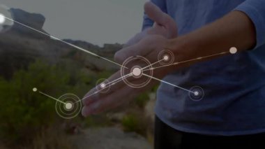 Adam el çırpıyor dijital düğümlere ve çizgilere neden oluyor tepe üzerinde teknoloji ağı kuruyor ve şekillendiriyor. Teknoloji, yenilik, fütürizm, bağlantı, soyut, arayüz, dijital