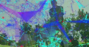 Kıdemli golfçü topu golf sahasına yerleştiriyor ve sıcak golf sahasında salıncak sallıyor. Spor, eğlence, açık hava, aktivite, rahatlama, takım, eğlence.