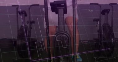 Spor salonunda pedal çeviren bir adam ızgara ve çubuk grafik izleme fitness çabası üretiyor. Spor, kardiyo, eğitim, motivasyon, dayanıklılık, yüksek yoğunluk, atletik