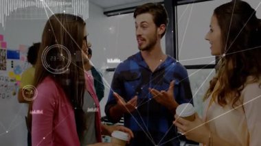 Ekose gömlekli adam, duvarda grafik animasyonlarıyla el kol hareketi yaparak beyin fırtınası yapıyor. İşbirliği, takım çalışması, iletişim, yenilik, beyin fırtınası, gelişigüzel, modern