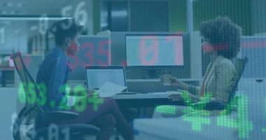 İş arkadaşları hesap tablolarını animasyon piyasa figürleriyle taramaya başladılar. İşbirliği, takım çalışması, veri analizi, modern ofis, üretkenlik, iletişim, profesyonel