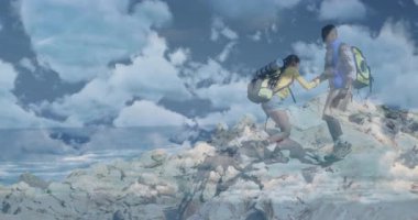 Macera yürüyüşçüleri, okyanus ufkunun keyfini çıkarmak için el ele tutuşan adamlar eşlerini yukarı çektiklerinde tepeye tırmanırlar. Dağcılık, keşif, manzara, aktif, açık hava, manzara, takım çalışması