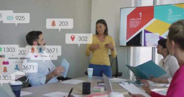 Pazarlamacı ekranda yüzen simgelerle artan sosyal medya bağlantısını gösteriyor. İş, takım çalışması, strateji, analitik, yenilik, iletişim, şirket