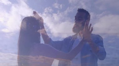 Çiftler kıyıda el kaldırıyor, tokat ritmini başlatıyorlar, teknoloji reklamı için bulut örtüsü gösteriyorlar. Romantizm, bağlantı, uyum, sükunet, ilham, sükunet, birlik