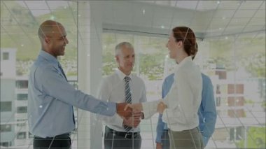 Kadın yönetici ofise giriyor ve ekiple el sıkışıyor, animasyon şebekesi altında uzaklaşıyor. Profesyonel, işbirliği, kurumsal, ağ oluşturma, modern, liderlik, takım çalışması