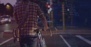 Erkek banliyö çalışanı trafiği tarıyor kaldırımdan inip bisikletleri teknik çizelgelerin altına itiyor. Kentsel, teknoloji, veri, ulaşım, modern, şehir manzarası, gece hayatı