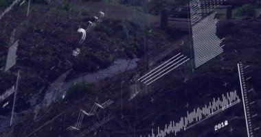 Animasyon HUD metrikleri, spor eğitimi verileri için akıntıda pedal çeviren motorculara rehberlik ediyor. Doğa, macera, teknoloji, fitness, açık hava, analiz, performans