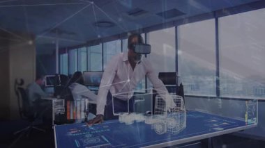 Olgun erkek, VR kulaklık takıyor. Masada hareketler yapıyor. Teknoloji gösterisi için holografik araba modelini canlandırıyor. Teknoloji, yenilik, işbirliği, fütürizm, dijital, girişim, görselleştirme