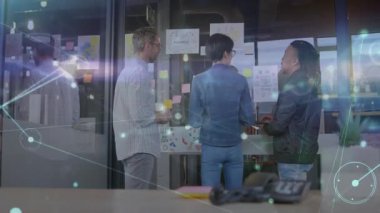 Ekip cam duvarda iş planlamasına başlıyor, fikirleri gösteren animasyon notlar yerleştirerek. İşbirliği, beyin fırtınası, üretkenlik, modern, yaratıcı, takım çalışması, yenilik