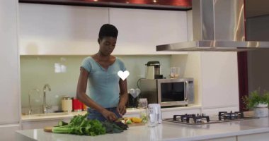 Kadın tezgahta yapraklı yeşillikler doğradı. Sağlıklı yemek için mason kavanozunun etrafında yüzen kalpler üretti. Sağlıklı, sağlıklı, aşçı, modern, canlı, organik, ev