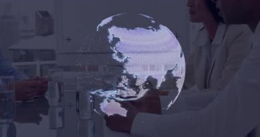 Çevrimiçi dijital küre, iş toplantıları, toplantılar, notlar yazma ve suyu yudumlama. Küresel, işbirliği, minimalist, kurumsal, strateji, takım çalışması, şehir manzarası