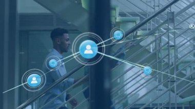 İş arkadaşları tableti tıklayarak merdivenleri tırmanarak ağ örtüsünü genişletiyor. Teknoloji, işbirliği, yenilik, modern, analitik, iletişim, girişim