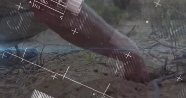 Toprağa baskı yapan erkek tarım uzmanı bitki sağlığı için tohum çıkartmak amacıyla verileri örtüyor. Tarım, teknoloji, kesinlik, analiz, ekosistem, yenilik, sürdürülebilirlik