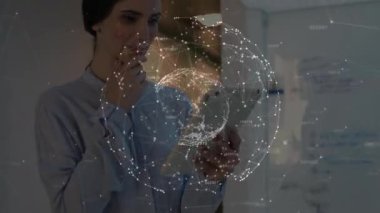 Kadın tablet tıkırdatma ekranını kaldırıyor, veri analizi için hologram ağı küresi yansıtıyor. Teknoloji, yenilik, bağlantı, dijital, fütüristik, kurumsal, veri