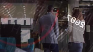 Ofis koridorunda yürüyen meslektaşlar iş zaman çizelgesini gösteren sayısal örtüleri etkinleştiriyor. Şirket, takım çalışması, modern, profesyonel, teknoloji, veri görselleştirme, dinamik