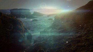 İlk HUD çemberleri kayalık körfezin üzerinde kayboluyor, takip halkaları, analiz için yoğunlaşan örtüler. Kıyı, manzara, alacakaranlık, okyanus, navigasyon, teknoloji, huzur