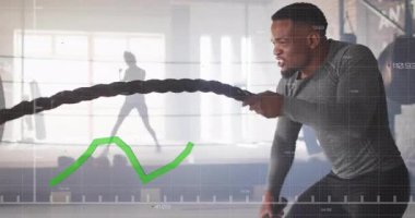 Atlet halatları yakalıyor ve yeşil grafik izleme yoğunluğuyla fitness eğitimi için dalgalar gönderiyor. Atletik, güç, motivasyon, yoğunluk, fitness, antrenman, enerji