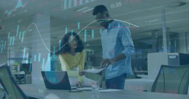 Çizelgeleri taşıyan adam analistlere yaklaşıyor ve finansal tartışmalar için hisse senedi şemasını çıkartıyor. İşbirliği, takım çalışması, veri analizi, kurumsal, profesyonel, modern, iş