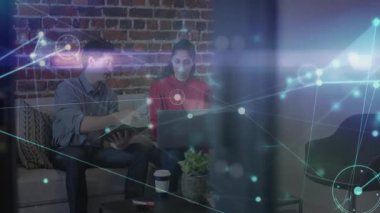 Bilgisayar arkadaşları dizüstü bilgisayarı işaret ediyor ve bilgisayar ağını proje için etkinleştiriyor. İşbirliği, takım çalışması, yenilik, profesyonel, modern, çalışma alanı, iletişim