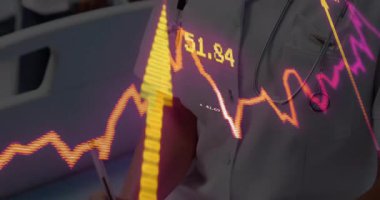 Kalp atışı dalgalanmaları ve iş arkadaşı yürürken hemşireler hayati bulguları kaydetmek için hasta çizelgesi yazıyorlar. Tıbbi, klinik, sağlık, profesyonel, izleme, belgeleme, teşhis