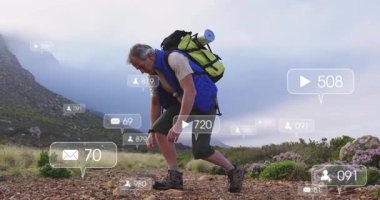 Gevşek danteli fark eden, patikada diz çöken, seyahat bildirimleri sürüklenirken bağcıkları sıkan yürüyüşçü. Macera, açık hava, keşif, engebeli, teknoloji, kararlılık, dayanıklılık