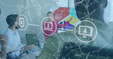 Uzaktan sunum çizelgesine tıklayan kadın teknik toplantı meslektaşı ikon kaplamasına katılıyor. İşbirliği, takım çalışması, veri görselleştirme, profesyonel, modern, konferans, dijital arayüz