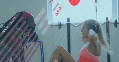 Antrenör, müşteri ayaklarını ayarlıyor, müşteri halat çekiyor, vücut geliştirme egzersizi için spor salonunu değiştiriyor. Fitness, strength, training, biomechanics, progress, motivasyon, modern