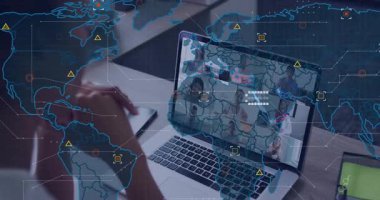 Dünya haritası ve ağ düğümlerini canlandırırken dokuz meslektaşını gösteren bir iş görüşmesi sunuculuğu. İşbirliği, telekomünikasyon, dijital bağlantı, sanal takım çalışması, ağ görselleştirme, uzaktan iletişim, bilgi biçimi