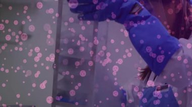 Tıbbi araştırmacı rafı kaldırıyor, patojen odaklı pembe baloncukları inceliyor. Bilim, yenilik, deney, biyoteknoloji, sağlık, araştırma, analiz