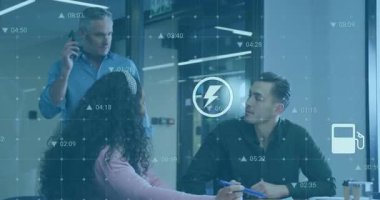 Yetişkin bir adam telefon görüşmesini sonlandırıyor ve tablet etrafında ekibe katılıyor. İş simgeleri planlama için ortaya çıkıyor. İşbirliği, takım çalışması, yenilik, iletişim, dijital, beyin fırtınası, modern