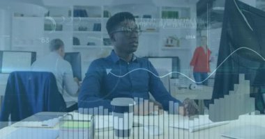 İş analistinin notaları üzerinde çizelge ile yazması çene dinlenmesi ve iç görü için duraksamaya neden oluyor. Ofis, teknoloji, analitik, işbirliği, modern, profesyonel, çalışma alanı