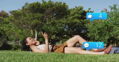 Akıllı telefonları kaydıran kadın nişan büyümesini gösteren sosyal medya bildirimlerini aktifleştiriyor. Açık hava, boş zaman, iletişim, canlı, yaşam tarzı, rahatlama, bağlantı